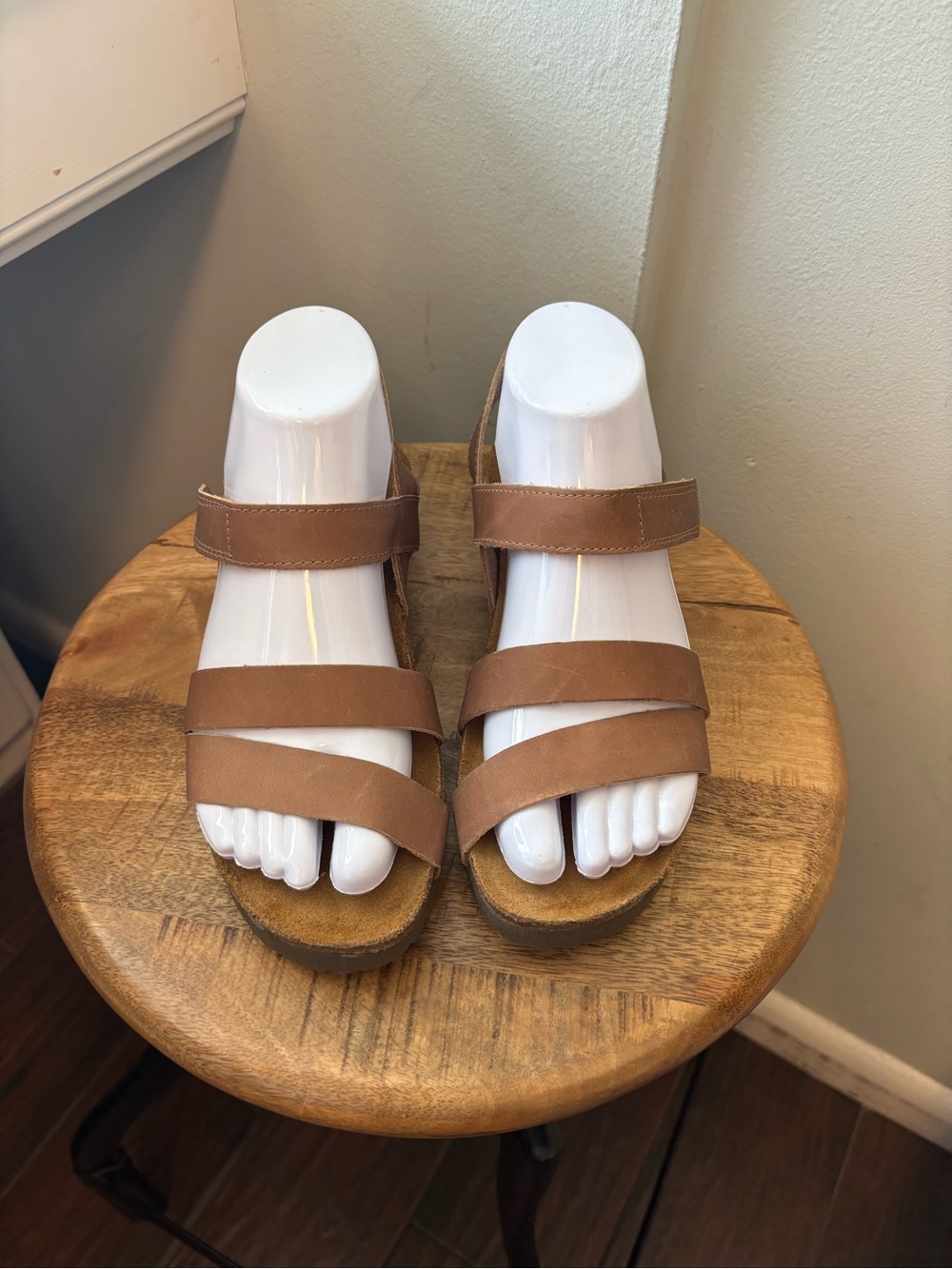 Women’s Naot Kayla wedge sandal in tan 38, 7 new - Picture 2 of 7